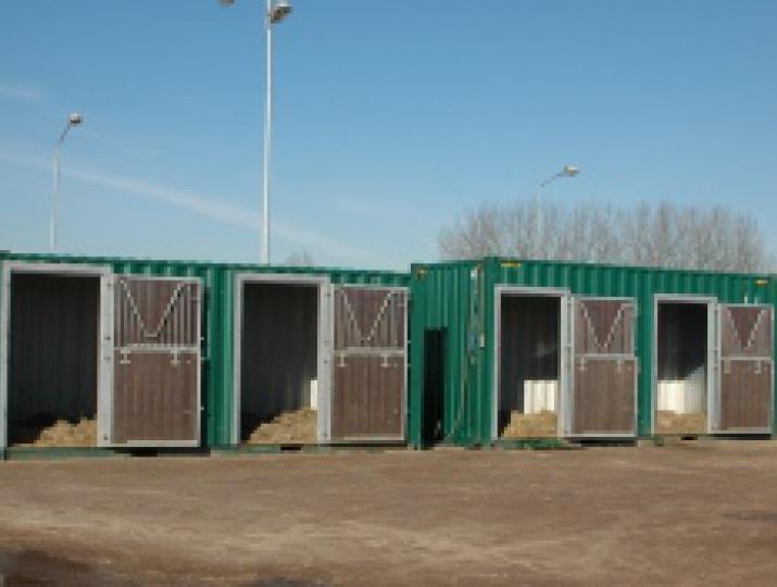 twee paardenbox elk twee stallen. Vier stallen totaal